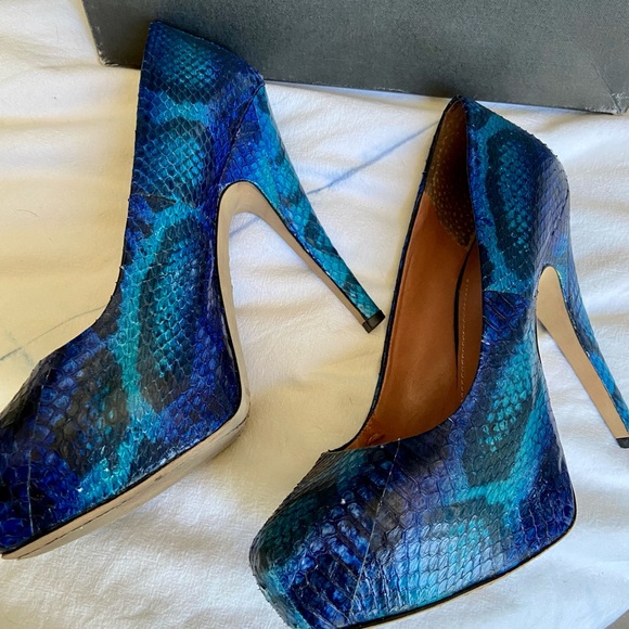 Vince Camuto snake skin heel - Picture 2 of 7